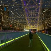 台中海天橋星空隧道，民眾讚猶如戲劇場景