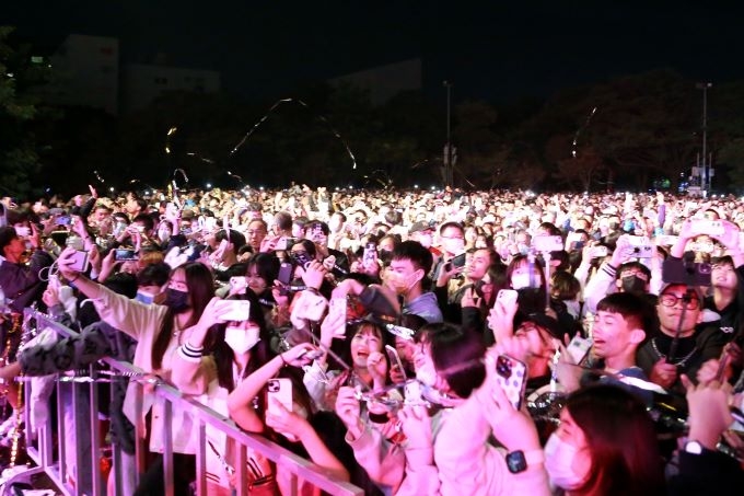 與世界交陪   台南好young跨年晚會演唱會等級 多國卡司雲集，雙現場共吸引2 5萬人次觀賞  並迅速清理復原場地