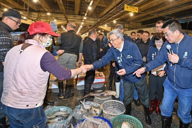 視察臺北市魚類及果菜批發市場 陳揆感謝業者穩定供應農漁產品 滿足春節消費需求