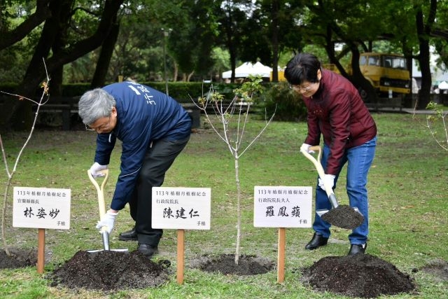 響應植樹月 陳揆親手栽種風箱樹 盼全民共同打造生態永續發展的「森活圈」