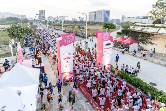 粉紅路跑 「台新女子路跑」台中首度登場 近3,000姐妹集結展活力