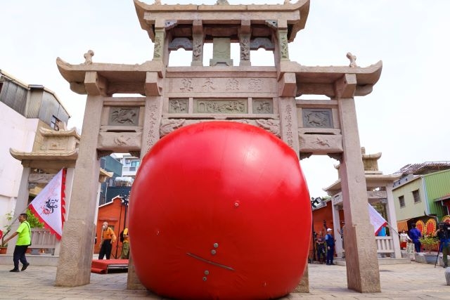 「紅球臺南」首站風神廟吸引民眾朝聖!黃偉哲:想紅就來看紅球