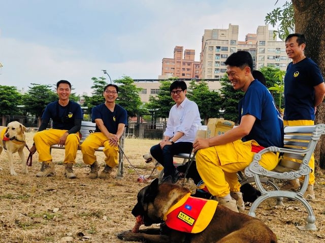 陳其邁「國際搜救犬日」慰勉消防局搜救犬隊  致敬並讚許專業救災表現