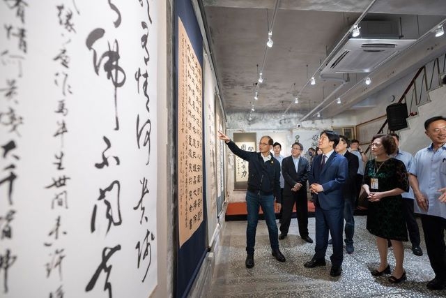 「臺灣民主尋蹤書法展」開幕　總統盼國人感受前人貢獻　團結打拚珍惜得來不易的民主