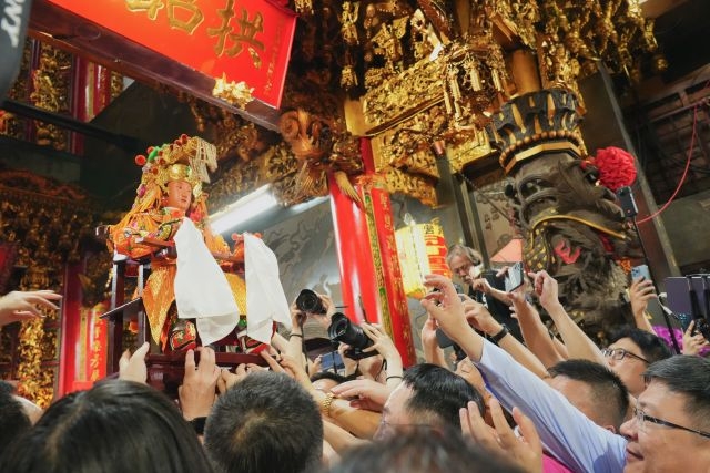 白沙屯媽祖徒步北港進香正式啟程 盧市長赴拱天宮恭請登轎 祈求台灣國泰民安