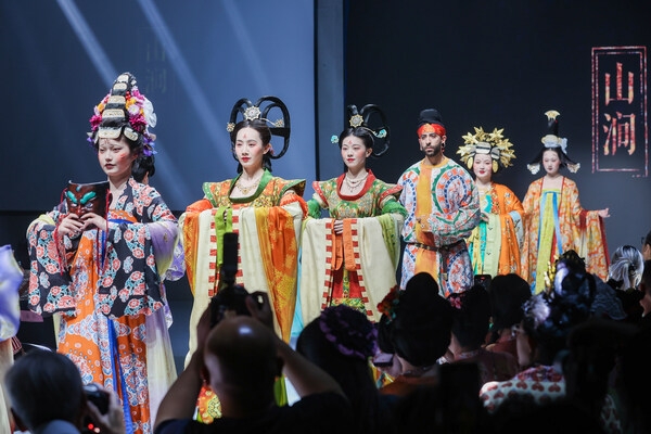 領略非遺之美：2025「國絲漢服月—天工霓裳」活動在中國絲綢博物館啟幕