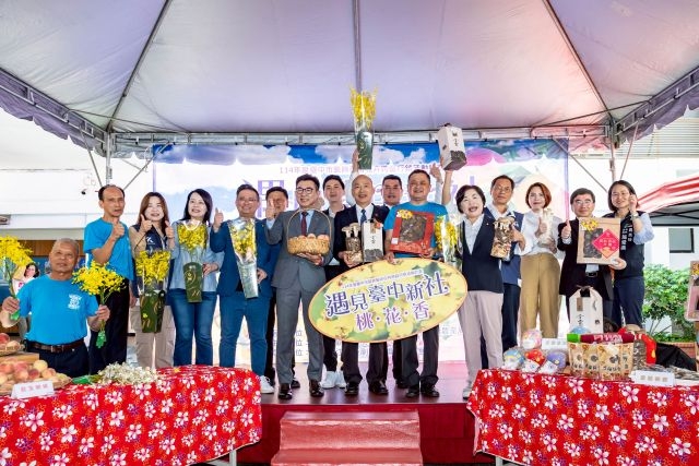 包括傅崐萁委員、楊瓊瓔委員、廖偉翔委員、黃健豪委員、何欣純委員、許宇甄委員、馬文君委員、張嘉郡委員、陳菁徽委員、蘇清泉委員、柯志恩委員、黃仁委員、邱鎮軍委員、林俊憲委員、高金素梅委員、台中市政府農業局張敬昌局長及台中市新社區農會劉建灼理事長等人共襄盛會。 包括傅崐萁委員、楊瓊瓔委員、廖偉翔委員、黃健豪委員、何欣純委員、許宇甄委員、馬文君委員、張嘉郡委員、陳菁徽委員、蘇清泉委員、柯志恩委員、黃仁委員、邱鎮軍委員、林俊憲委員、高金素梅委員、台中市政府農業局張敬昌局長及台中市新社區農會劉建灼理事長等人共襄盛會。