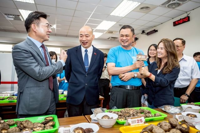 院長副院長出席臺中市新社區優質香菇評鑑活動。 院長副院長出席臺中市新社區優質香菇評鑑活動。