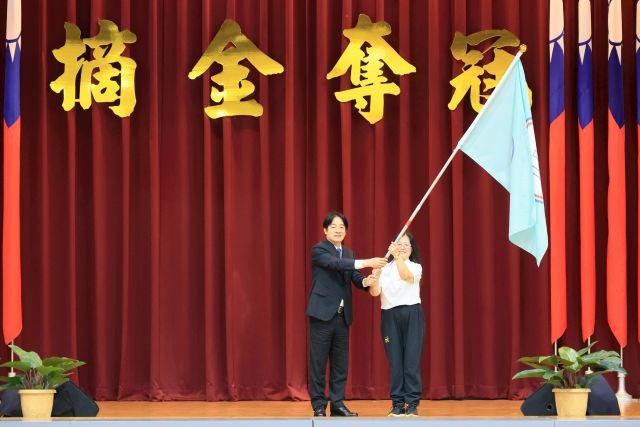 陳其邁陪同賴總統出席德國萊茵魯爾世大運代表團授旗典禮 期勉代表國家爭取佳績