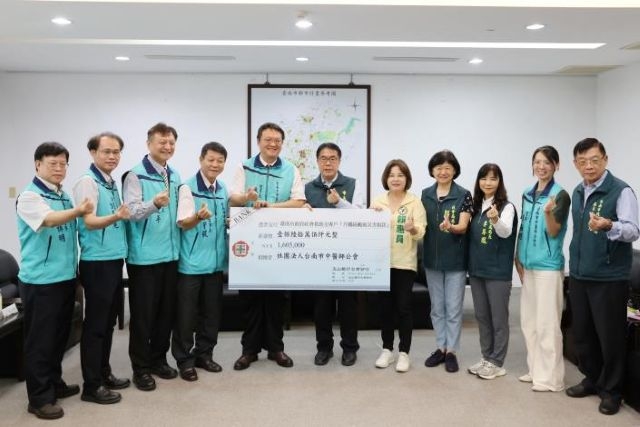 台南市中醫師公會捐款助風災後重建 黃偉哲頒贈感謝狀