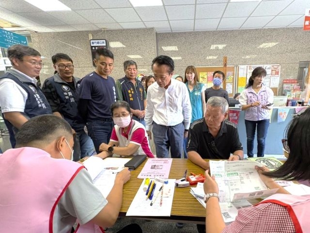 縣長翁章梁今(7)日前往義竹鄉公所關心臨時工的工作情形。 縣長翁章梁今(7)日前往義竹鄉公所關心臨時工的工作情形。