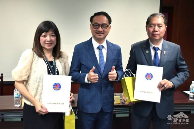 阮昭雄頒發結業證書,由學員長黎淑瑛僑務諮詢委員、副學員長蔡文瑞僑務委員代表受頒。 阮昭雄頒發結業證書,由學員長黎淑瑛僑務諮詢委員、副學員長蔡文瑞僑務委員代表受頒。