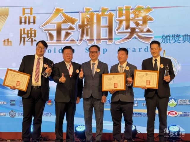 阮昭雄於第七屆金舶獎頒獎予海外僑臺商獲獎企業。 阮昭雄於第七屆金舶獎頒獎予海外僑臺商獲獎企業。