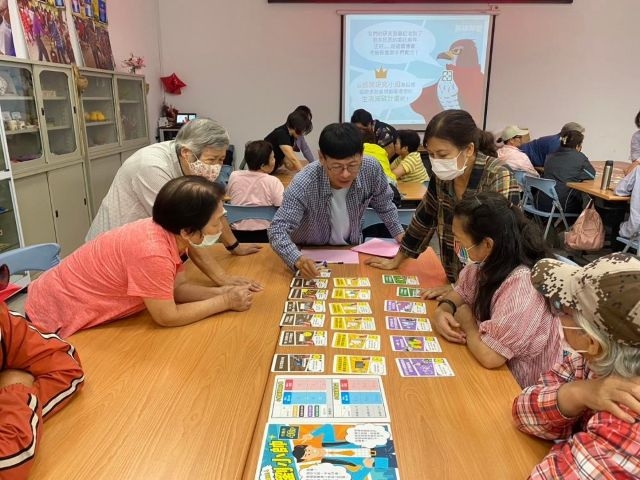 淨零綠生活種子講師用生活化的語言,協助民眾理解淨零政策。 淨零綠生活種子講師用生活化的語言,協助民眾理解淨零政策。