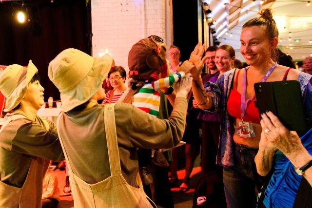 斜槓青年創作體於8月11日臺灣季酒會與觀眾互動(文化部提供,Lucas Kao高智鵬拍攝) 斜槓青年創作體於8月11日臺灣季酒會與觀眾互動(文化部提供,Lucas Kao高智鵬拍攝)