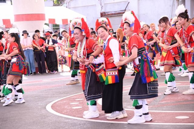 縣長徐榛蔚前往各部落送上祝福。 縣長徐榛蔚前往各部落送上祝福。