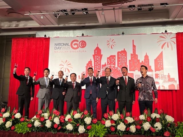 外交部常務次長葛葆萱(左四)、立法院長韓國瑜(左三)、台北市長蔣萬安(左二)、行政院政務委員季連成(右三)與新加坡駐台北商務辦事處代表葉偉傑(Yip Wei Kiat,右四)以新加坡「Yum Seng」儀式祝酒。 外交部常務次長葛葆萱(左四)、立法院長韓國瑜(左三)、台北市長蔣萬安(左二)、行政院政務委員季連成(右三)與新加坡駐台北商務辦事處代表葉偉傑(Yip Wei Kiat,右四)以新加坡「Yum Seng」儀式祝酒。