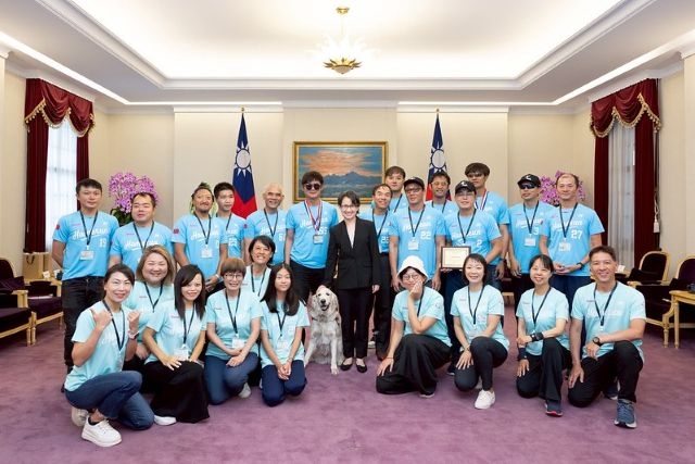 副總統與訪賓一行合影。 副總統與訪賓一行合影。