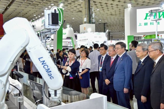 卓院長前往參觀瞭解自動化生產系統及人工智慧相關技術應用概況。 卓院長前往參觀瞭解自動化生產系統及人工智慧相關技術應用概況。