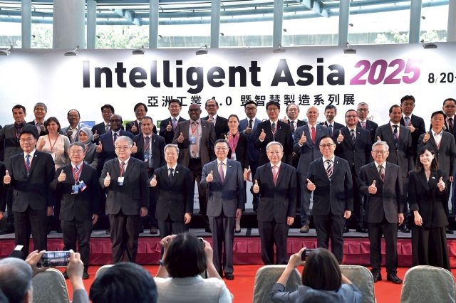 各政商界代表一同為活動剪綵開幕及合影留念。 各政商界代表一同為活動剪綵開幕及合影留念。