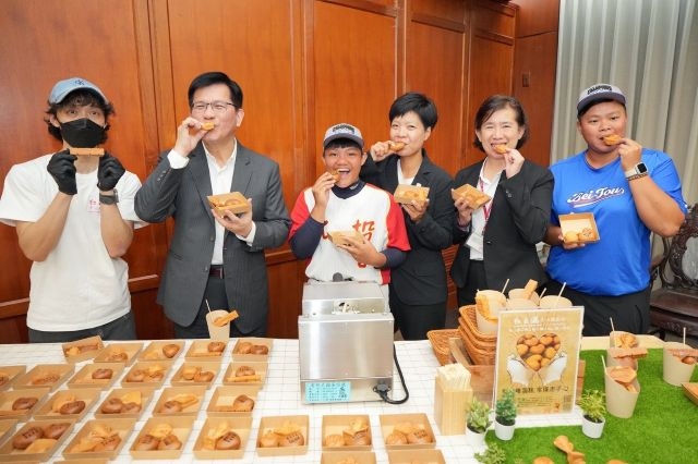 外交部長林佳龍(左二)與貴賓們一起享用「冠軍雞蛋糕」。 外交部長林佳龍(左二)與貴賓們一起享用「冠軍雞蛋糕」。