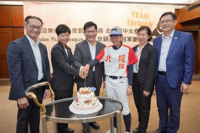 外交部長林佳龍(左三)、無任所大使劉柏君(左二)及女壘隊選手郭俐妤(右三)共同切蛋糕慶賀奪冠。 外交部長林佳龍(左三)、無任所大使劉柏君(左二)及女壘隊選手郭俐妤(右三)共同切蛋糕慶賀奪冠。