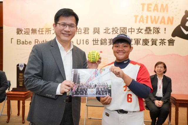 隊長柯子慧(右)致贈全球隊親簽之壘球並合照。 隊長柯子慧(右)致贈全球隊親簽之壘球並合照。