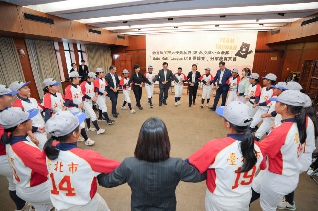 外交部長林佳龍、現場貴賓與選手們齊唱跳應援歌曲。 外交部長林佳龍、現場貴賓與選手們齊唱跳應援歌曲。