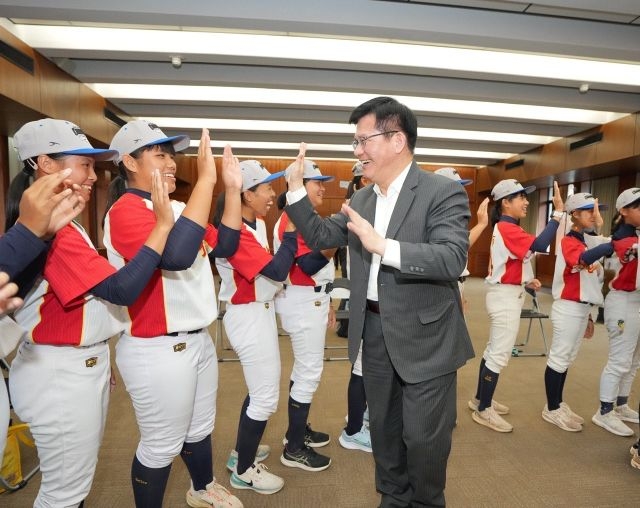 外交部長林佳龍與選手們擊掌慶賀奪冠。 外交部長林佳龍與選手們擊掌慶賀奪冠。