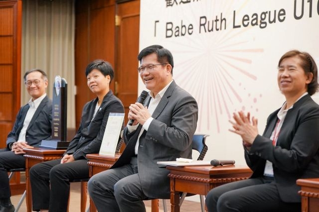 外交部長林佳龍(右二)與冠軍選手們意見交流。 外交部長林佳龍(右二)與冠軍選手們意見交流。