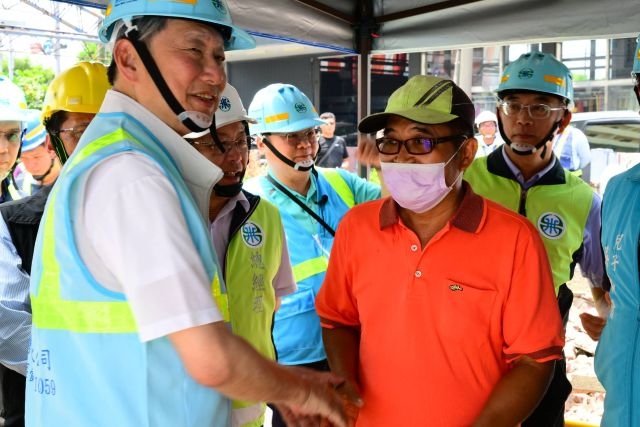 經濟部郭智輝部長親自慰問麻豆區麻口里受災戶。 經濟部郭智輝部長親自慰問麻豆區麻口里受災戶。