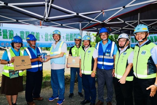 經濟部長與台水公司慰勞施工廠商辛勞致贈運動飲料,並提醒補充水分及注意施工安全。 經濟部長與台水公司慰勞施工廠商辛勞致贈運動飲料,並提醒補充水分及注意施工安全。