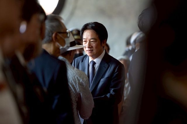 總統向烈士遺族代表握手致意。 總統向烈士遺族代表握手致意。