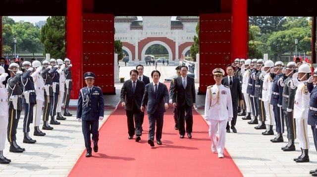 總統在總統府秘書長潘孟安與國安會秘書長吳釗燮陪同下,於崇戎樂聲中抵達忠烈祠。 總統在總統府秘書長潘孟安與國安會秘書長吳釗燮陪同下,於崇戎樂聲中抵達忠烈祠。