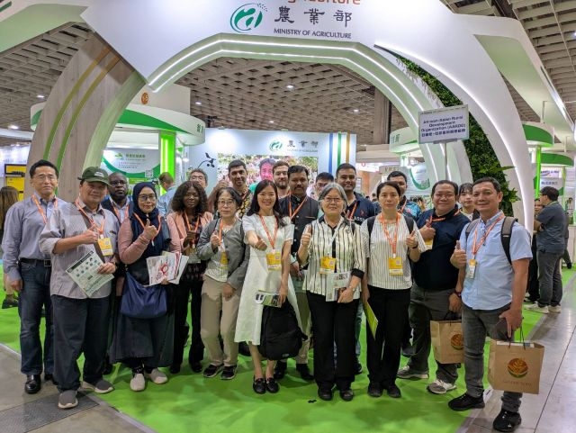 AARDO訪團於「臺灣智慧農漁週」之農業館紀念合影。 AARDO訪團於「臺灣智慧農漁週」之農業館紀念合影。