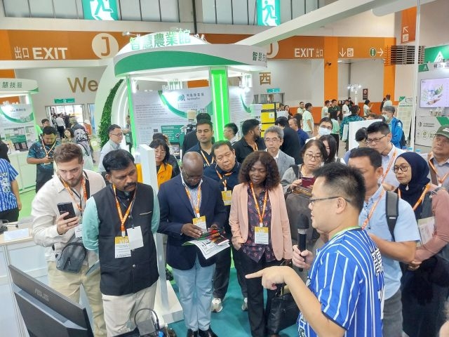 AARDO訪團深入了解我國農業應用AI之成果及經驗。 AARDO訪團深入了解我國農業應用AI之成果及經驗。