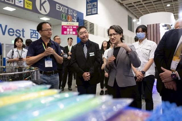 副總統抵達後,由農業部黃昭欽次長陪同,先後參觀農業韌性創新科技館、臺灣漁業青年品牌館、水產試驗所、工研院養豬產業韌性加値暨資源永續發展館及農業部智慧農業館等展區。 副總統抵達後,由農業部黃昭欽次長陪同,先後參觀農業韌性創新科技館、臺灣漁業青年品牌館、水產試驗所、工研院養豬產業韌性加値暨資源永續發展館及農業部智慧農業館等展區。