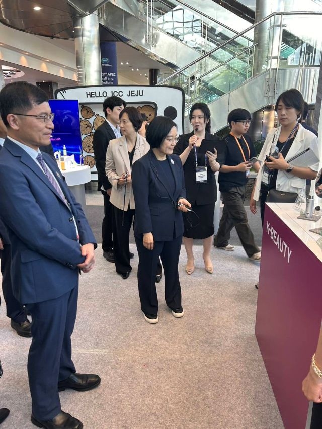 何政務次長參觀韓國中小企業創新展展攤。 何政務次長參觀韓國中小企業創新展展攤。