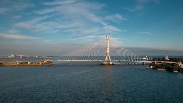 淡江大橋不僅是國家重大交通建設,也是工程藝術品和國際地標,更展現臺灣的韌性及打拚精神。(圖/總統府提供) 淡江大橋不僅是國家重大交通建設,也是工程藝術品和國際地標,更展現臺灣的韌性及打拚精神。(圖/總統府提供)