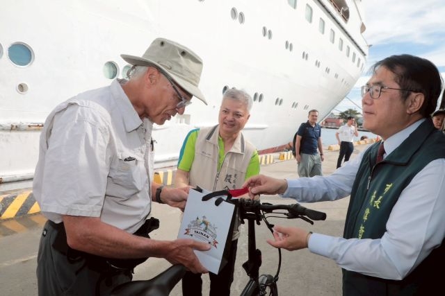 「海上移動住宅」奧德賽號國際郵輪停靠安平港  黃偉哲親迎旅客贈伴手禮