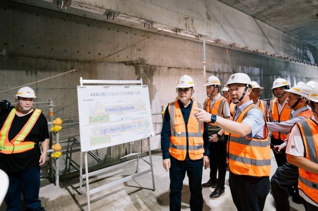 交通部長陳世凱視察機場捷運延伸至中壢站及桃園鐵路地下化中壢站工程。 交通部長陳世凱視察機場捷運延伸至中壢站及桃園鐵路地下化中壢站工程。