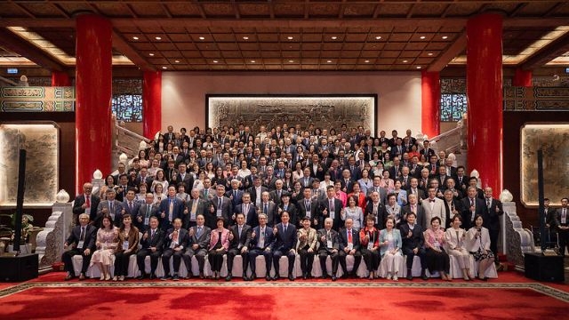 總統與出席貴賓合影。 總統與出席貴賓合影。