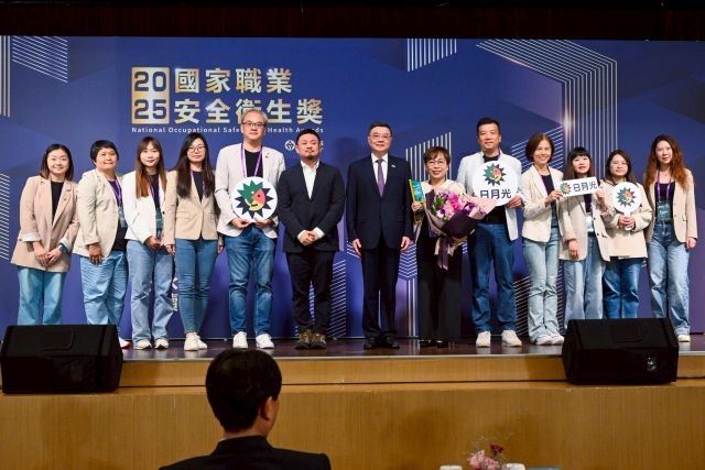 卓院長頒發「大型企業標竿獎」、「中小企業標竿獎」、「勞動健康特別獎」及「個人獎-終身奉獻獎」等獎項予受獎代表,並與行政院李慧芝發言人及勞動部洪申翰部長與9位獲獎代表合影留念。 卓院長頒發「大型企業標竿獎」、「中小企業標竿獎」、「勞動健康特別獎」及「個人獎-終身奉獻獎」等獎項予受獎代表,並與行政院李慧芝發言人及勞動部洪申翰部長與9位獲獎代表合影留念。