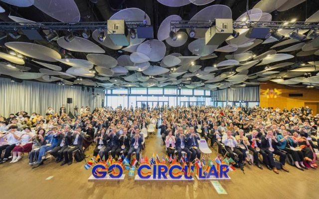 2025亞太循環經濟論壇暨熱點,現場吸引超過來自50國,超過500人的產官學研代表與會,展現臺灣推動循環經濟,並與國際合作的決心。 2025亞太循環經濟論壇暨熱點,現場吸引超過來自50國,超過500人的產官學研代表與會,展現臺灣推動循環經濟,並與國際合作的決心。