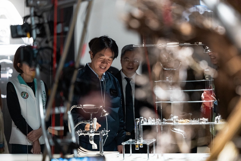 總統參觀「2025台灣設計展」　盼將設計力導入產業推動創新升級　強化整體競爭力