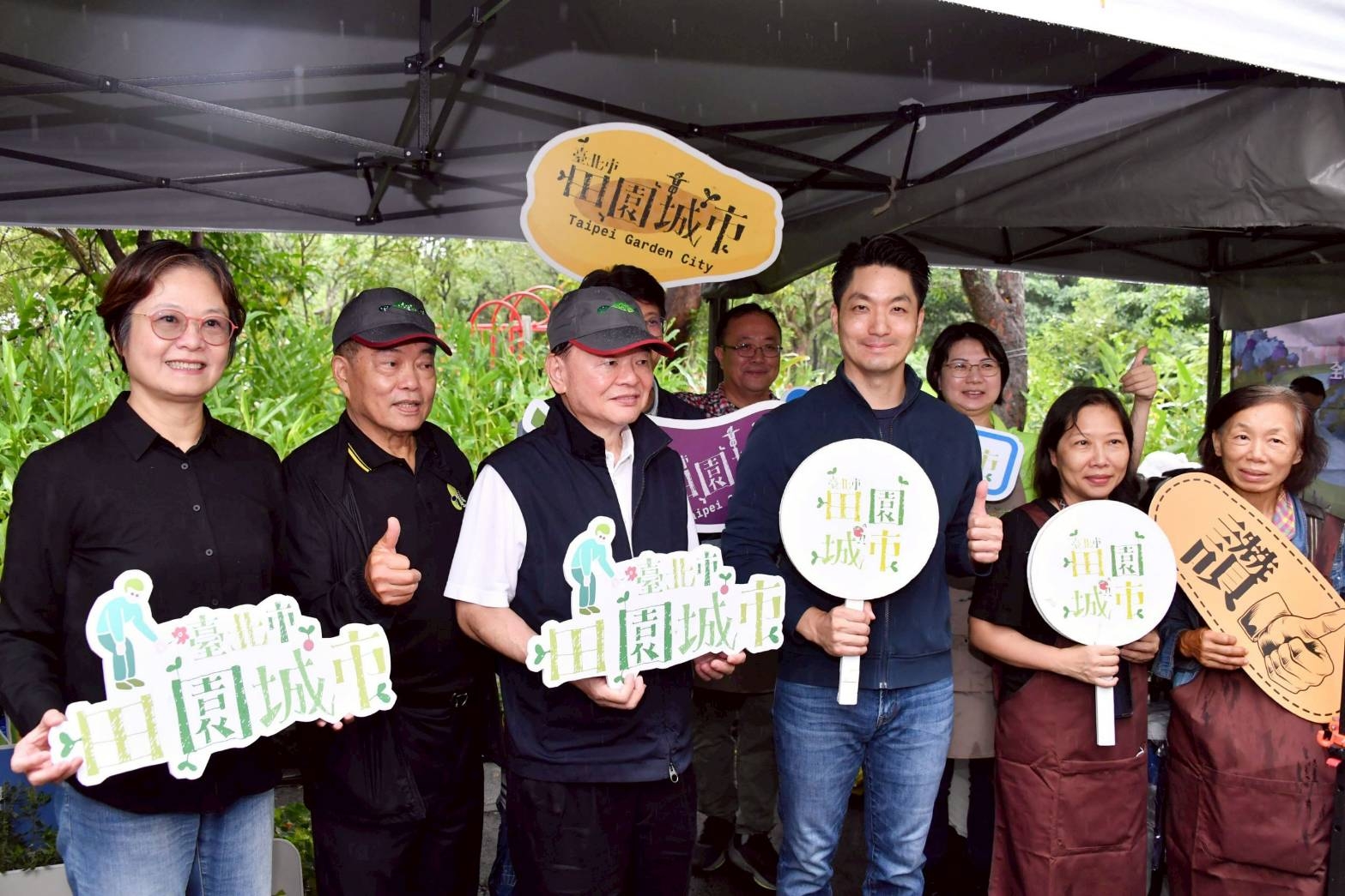 蔣萬安致詞時特別感謝林敏雄董事長、楊平世教授以及所有董事和夥伴們。 蔣萬安致詞時特別感謝林敏雄董事長、楊平世教授以及所有董事和夥伴們。