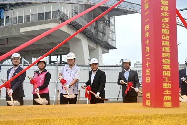 本案是三鶯線第一件捷運聯開案,由鶯歌在地事務所設計監造,除了融入地方文化特色,也以綠色意象串聯公園、車站及周遭環境,讓地方綻放活力新生活。 本案是三鶯線第一件捷運聯開案,由鶯歌在地事務所設計監造,除了融入地方文化特色,也以綠色意象串聯公園、車站及周遭環境,讓地方綻放活力新生活。