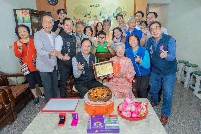 張市長致贈獎牌及重陽禮金。 張市長致贈獎牌及重陽禮金。