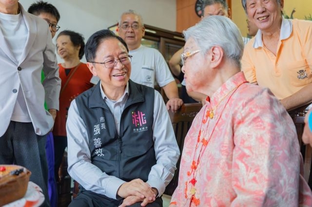 張市長慰訪詹奶奶。 張市長慰訪詹奶奶。