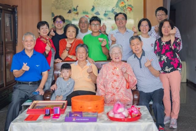 詹奶奶和家人合照。 詹奶奶和家人合照。